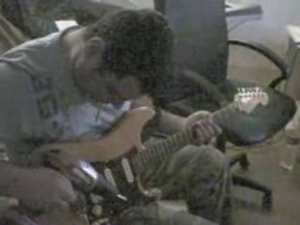 Franck joue de la guitare avec sa chignole (perceuse).