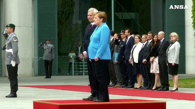 Merkel colta nuovamente da tremore: sto bene