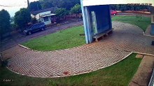 Quadrilha invade residência, rouba R$ 27 mil e abandona veículo durante fuga em Altônia