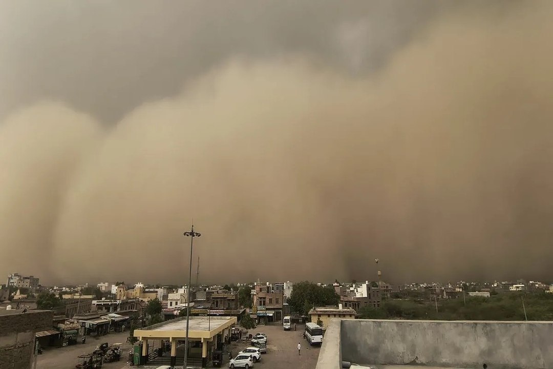 आकाश में छाई गर्द से पारा गिरा लेकिन उमस ने तड़पाया, अधिकतम तापमान में 4.2 डिग्री की गिरावट