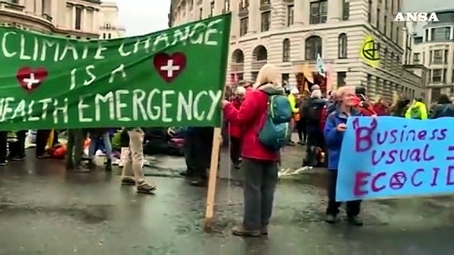 Extinction Rebellion, attivisti per il clima protestano nel distretto finanziario di Londra