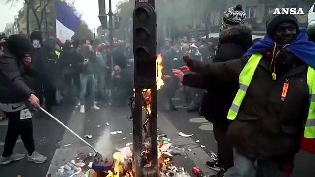 Parigi nel caos, black bloc irrompono al corteo contro la riforma delle penzioni