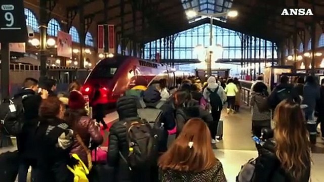 Francia paralizzata, scontri a Parigi con i black bloc