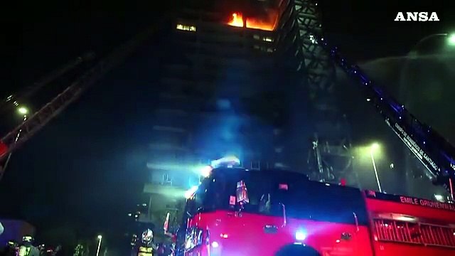 Santiago del Cile, in fiamme palazzo dell'Enel durante le proteste