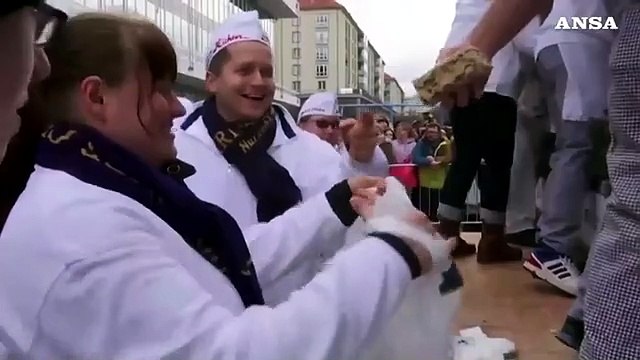 Germania, la torta di Natale di 4 metri di Dresda