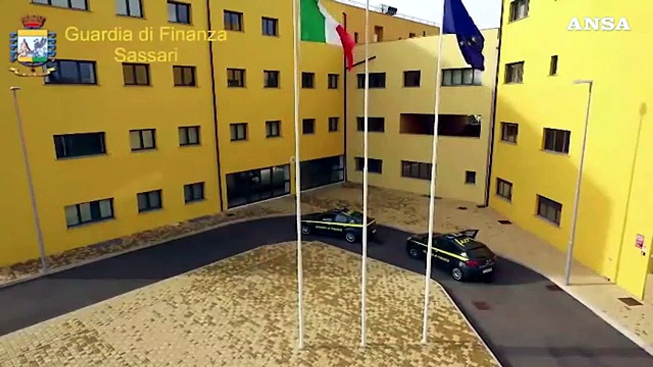 Trasportava 50 ovuli di cocaina nello stomaco, arrestato