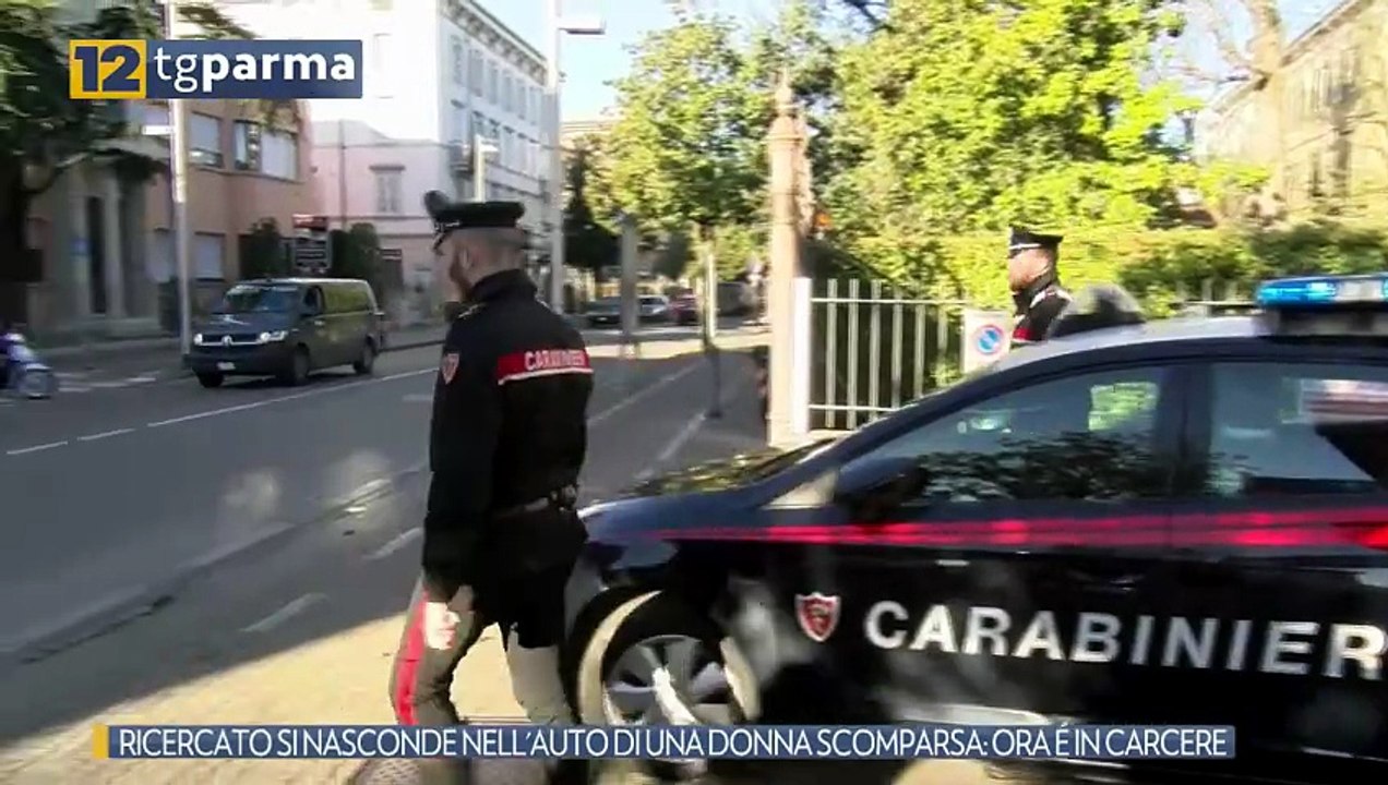 RICERCATO SI NASCONDE NELL'AUTO DI UNA DONNA SC...