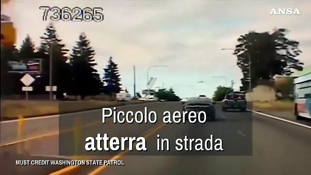 Piccolo aereo atterra in strada