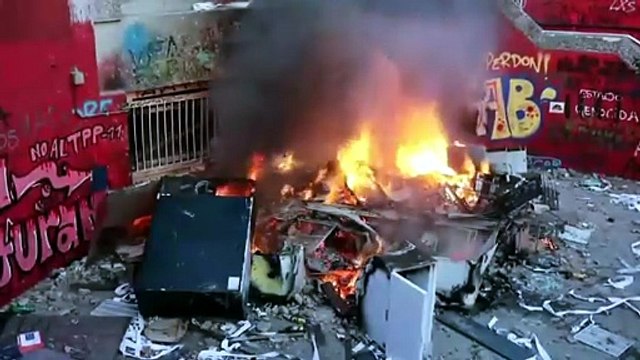 Cile, continuano le proteste: fiamme nel centro di Santiago