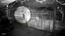 Câmeras registram furto de motocicleta em residência no bairro Melissa II, em Cascavel
