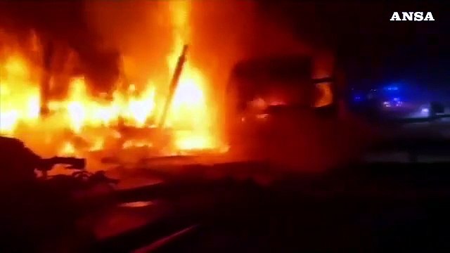 Ungheria, camion si schianta contro auto e provoca incendio: sette morti
