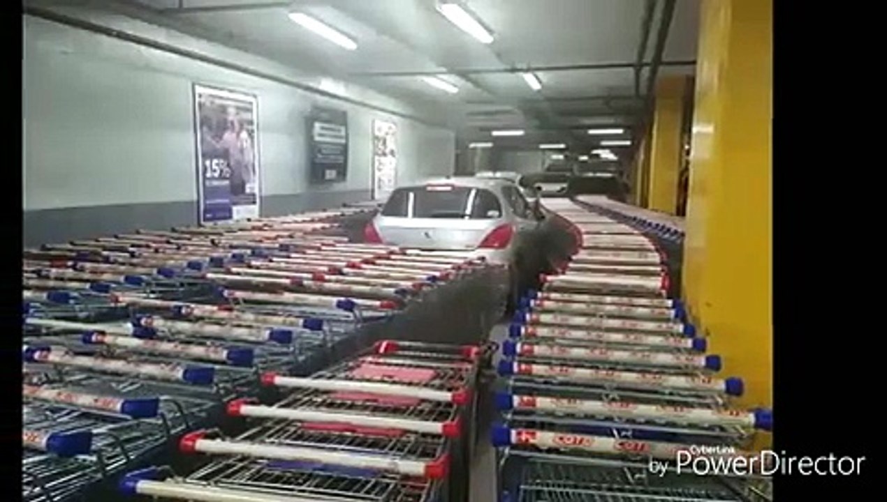 Auto sommersa da carrelli