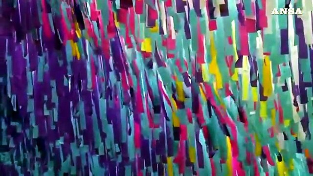 Muro di Berlino, un'installazione ondeggia davanti alla Porta di Brandeburgo