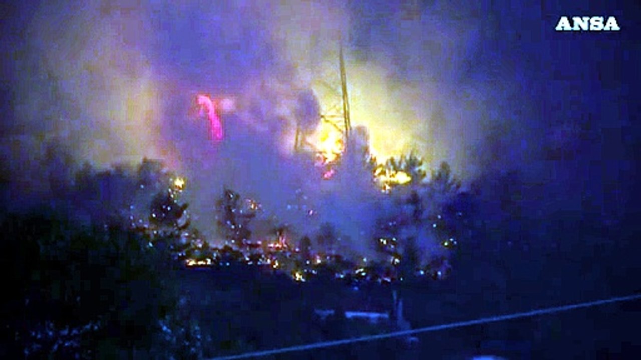 Grecia, fiamme alla periferia di Atene