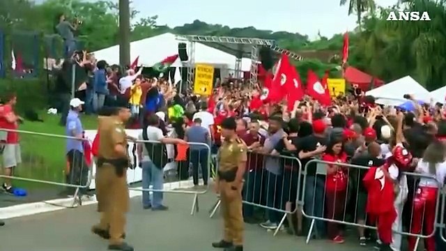 Brasile, Lula scarcerato: i sostenitori lo aspettano fuori dalla prigione