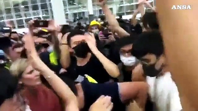 Hong Kong, scontri polizia-manifestanti all'aeroporto