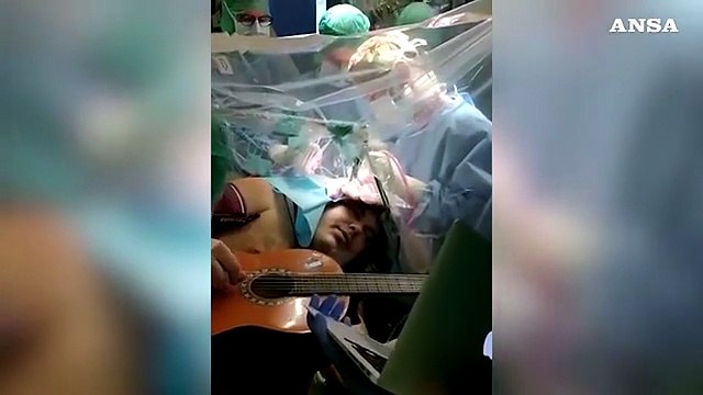 Operato al cervello da sveglio, musicista suona chitarra