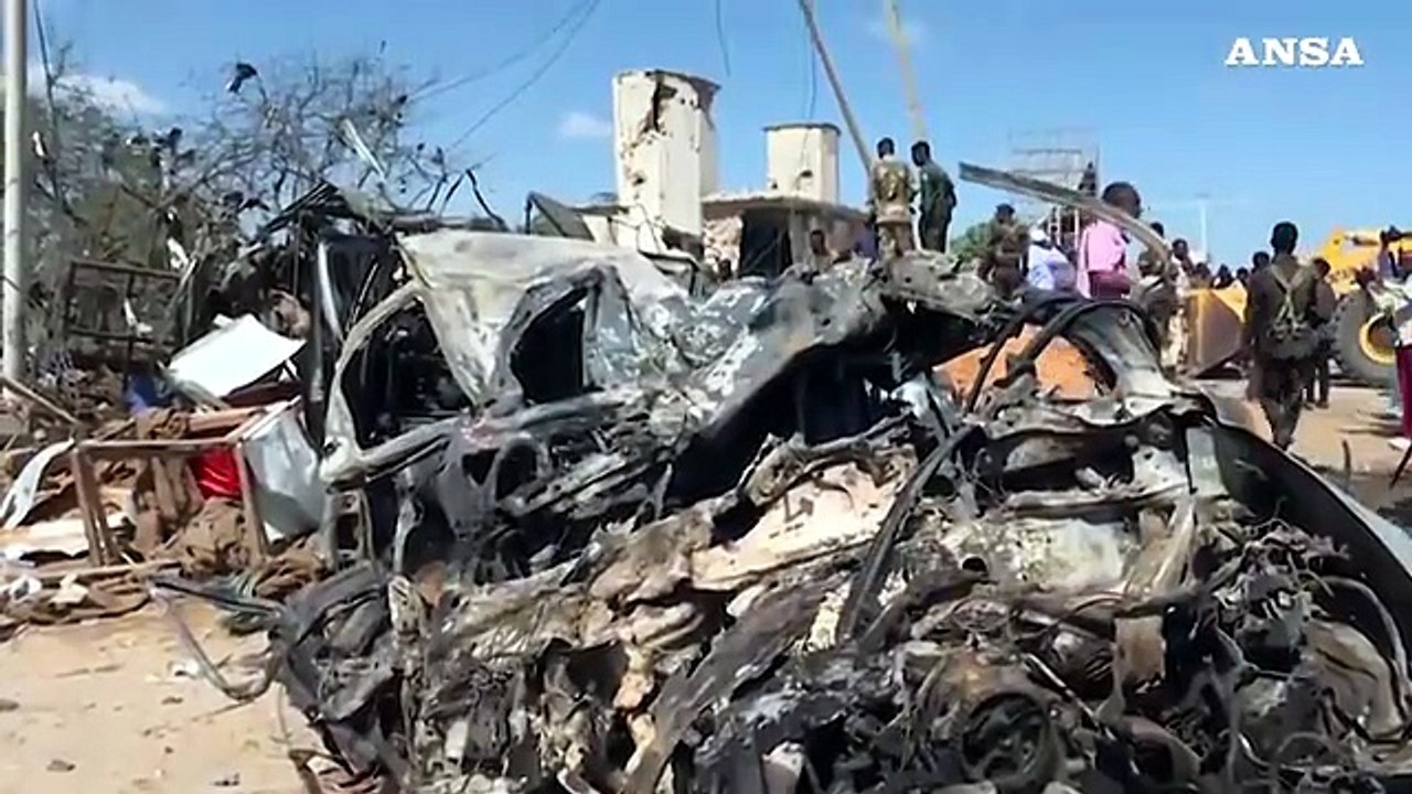 Camion-bomba fa strage a Mogadiscio, decine di morti