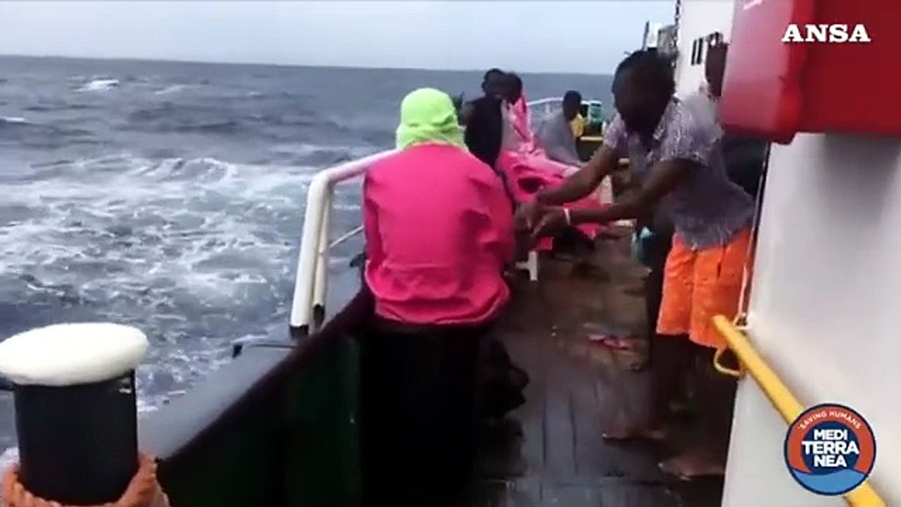 Sbarcati bambini e donne incinte dalla nave Mare Jonio