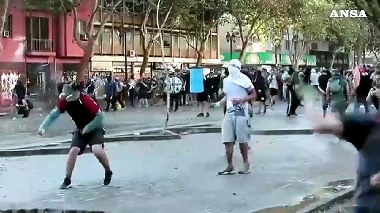 Colombia, guerriglia urbana in strada: tre poliziotti uccisi