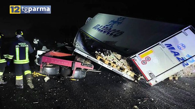 CAMION SI RIBALTA SULL'AUTOSOLE: FERITI LIEVI MA TRAFFICO IN TILT | CAMION SI RIBALTA SULL'AUTOSOLE: FERITI LIEVI MA TRAFFICO IN TILT