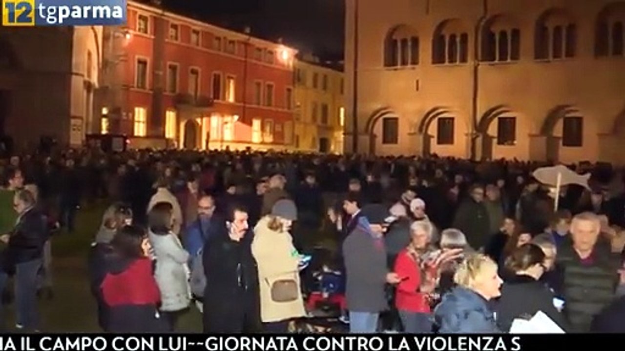 Piazza Duomo stracolma per l'evento delle 'Sardine' di Parma