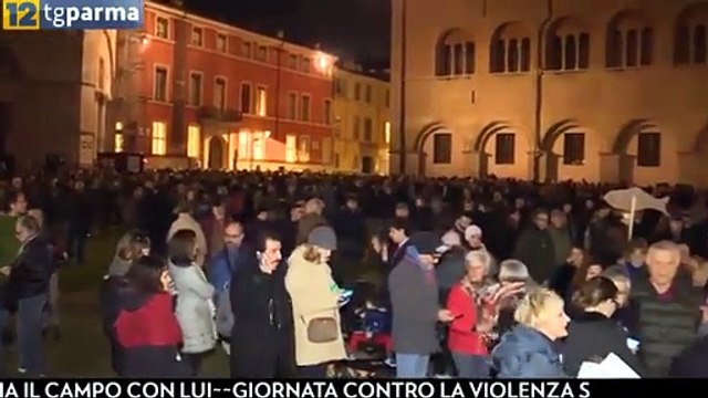 Piazza Duomo stracolma per l'evento delle 'Sardine' di Parma