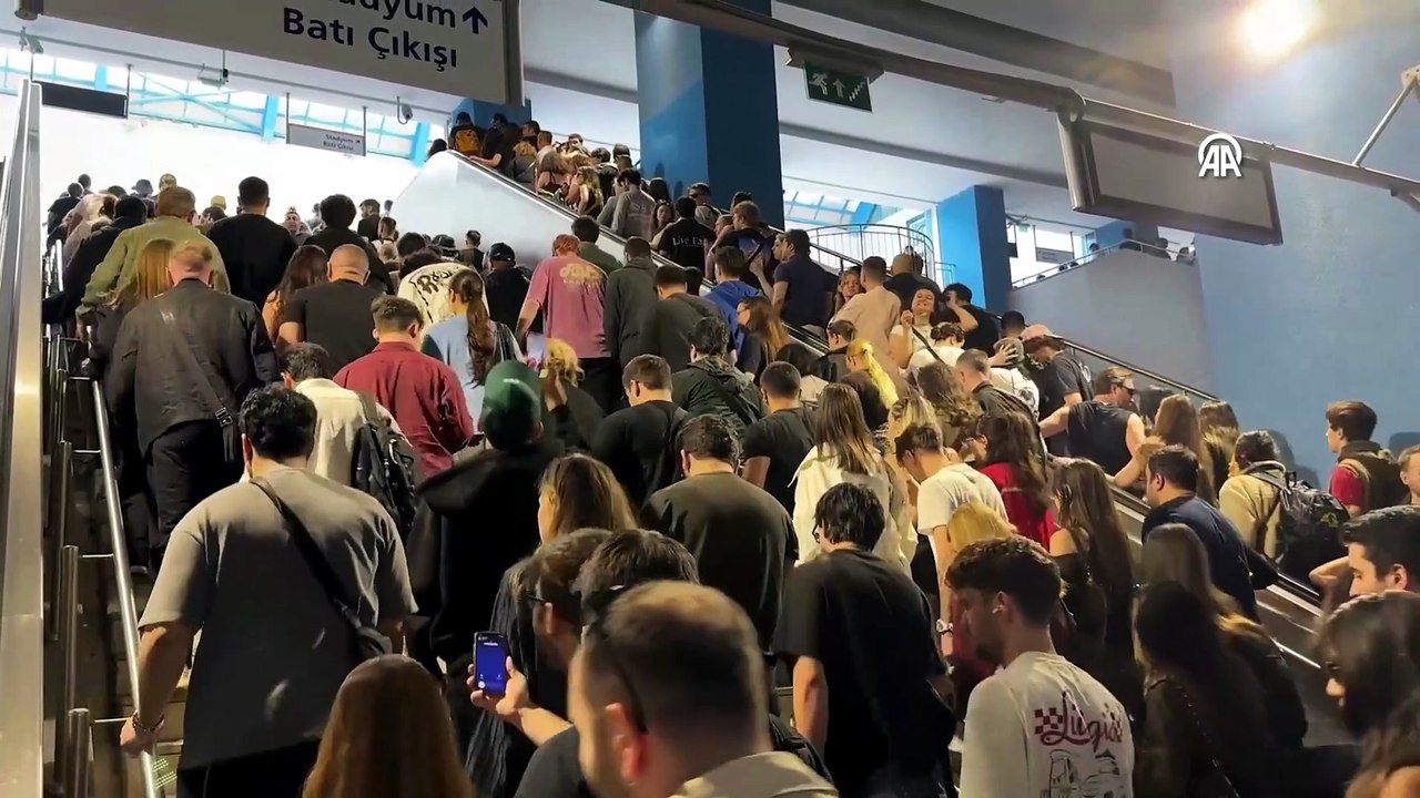Kanye West'in İstanbul konseri öncesi metroda izdiham yaşandı