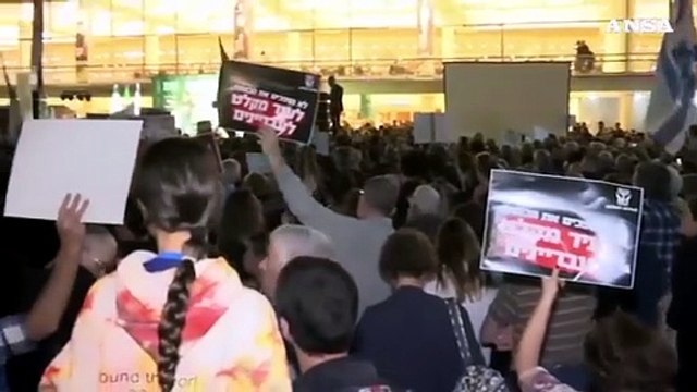 Tel Aviv, migliaia in piazza per chiedere dimissioni di Netanyahu