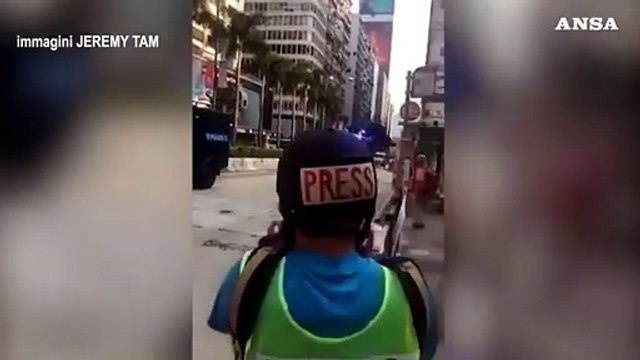 Hong Kong, la polizia antisommossa danneggia una moschea
