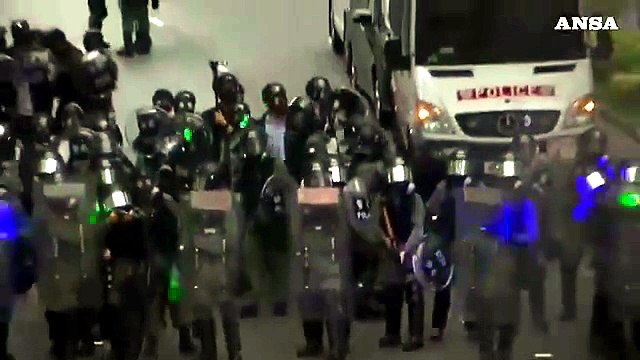 Hong Kong, polizia usa ancora lacrimogeni