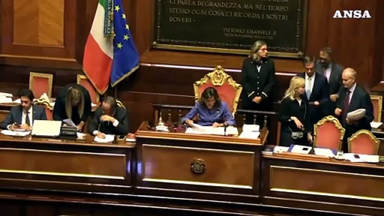 Fiducia al governo anche al Senato, oggi Conte a Bruxelles