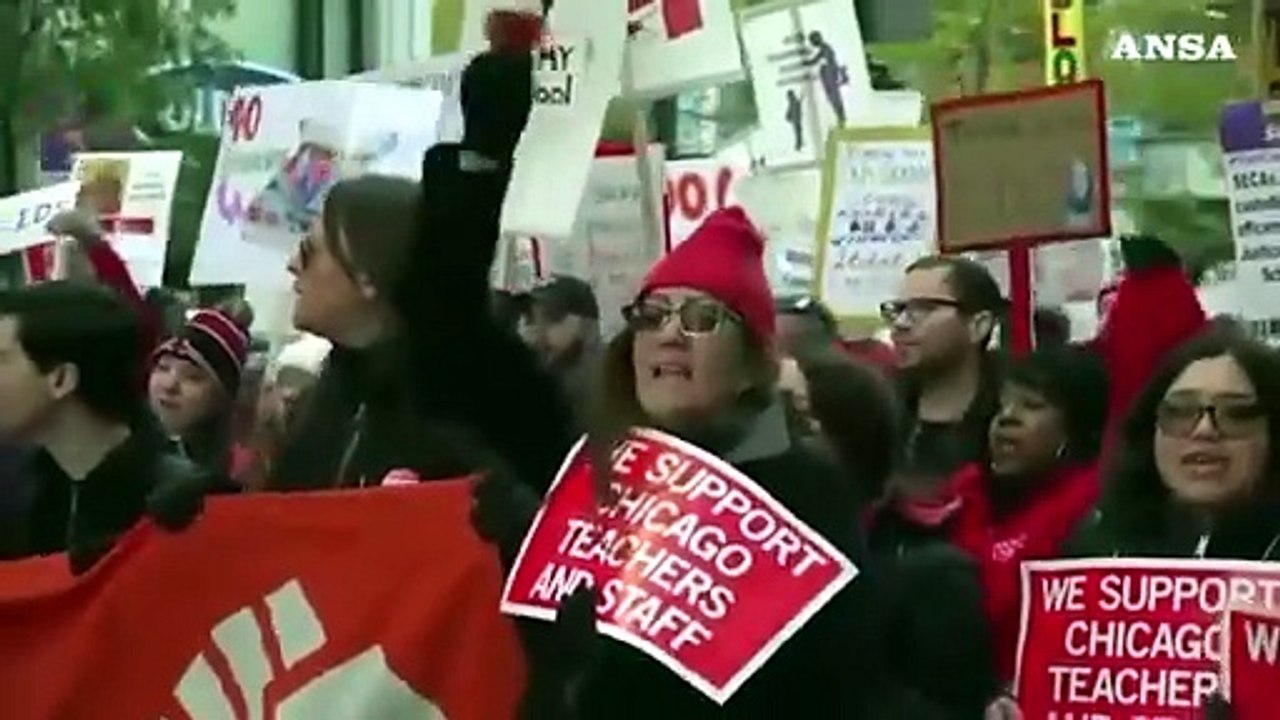 Insegnanti bloccano Chicago: "Vogliamo un trattamento corretto"
