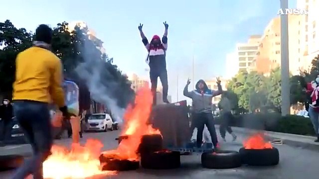 Libano, scontri a Beirut: fuoco in piazza