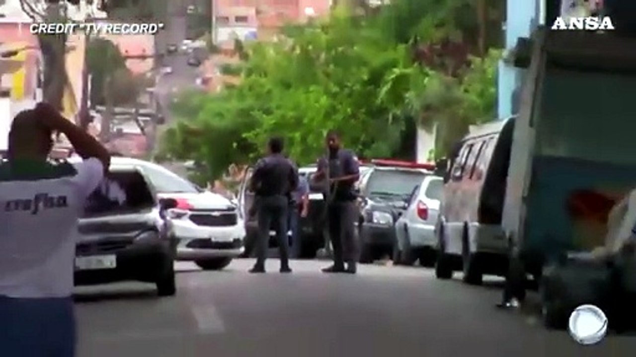 Brasile, polizia fa irruzione in una festa di strada: 9 morti