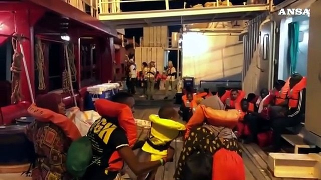 Lo sbarco nella notte dei migranti della Ocean Viking
