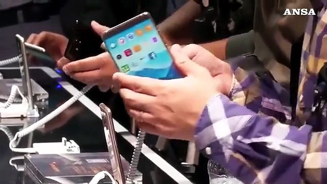 Censis: incollati allo smartphone da mattina a sera