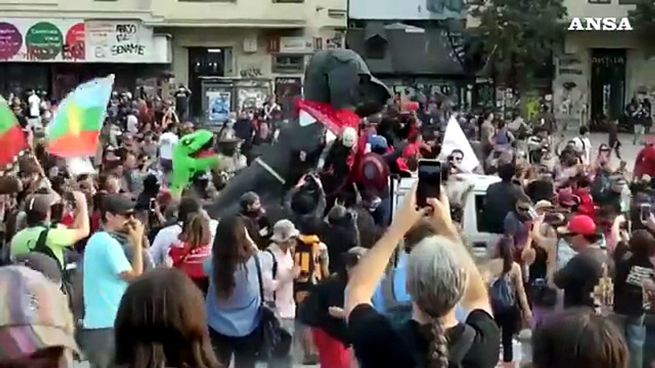 Cile, caos a Santiago: continuano le proteste