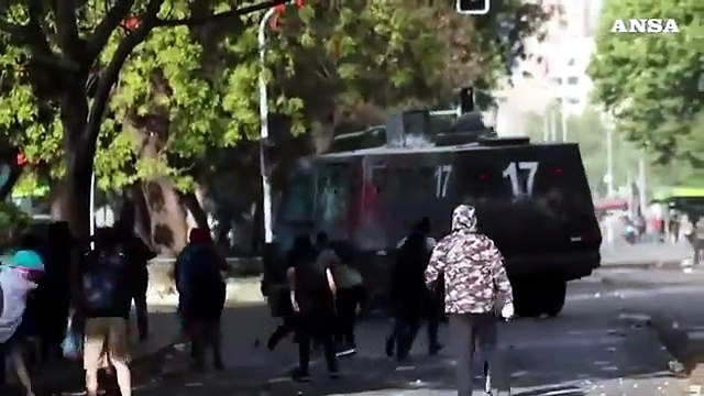 Cile, continuano le proteste: gas lacrimogeni contro i manifestanti