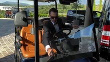Η είσοδος του Τζέικ Μέντγουελ στον γάμο του με την Αμαλία Κωστοπούλου