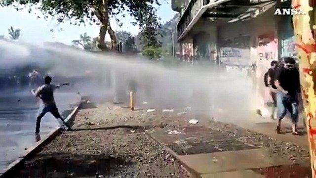 Cile, scontri nel 50esimo giorno di proteste