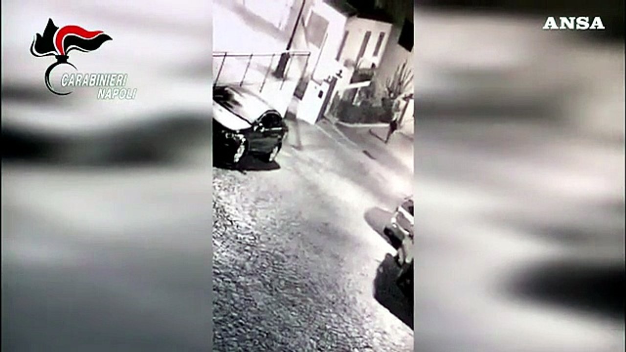 Napoli, bombe sotto casa di un imprenditore: le immagini delle telecamere