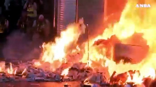 Hong Kong: migliaia nelle strade, scontri con polizia