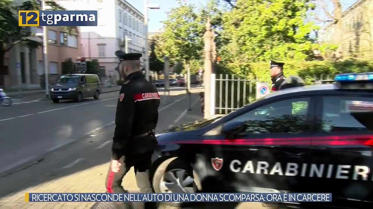 RICERCATO SI NASCONDE NELL'AUTO DI UNA DONNA SC...