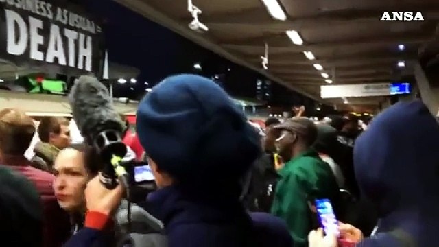 Ambientalisti in metro Londra, passeggeri li cacciano