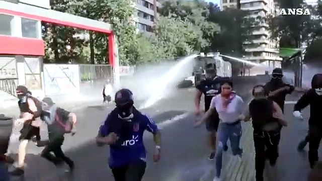 Cile, violenti scontri tra polizia e manifestanti