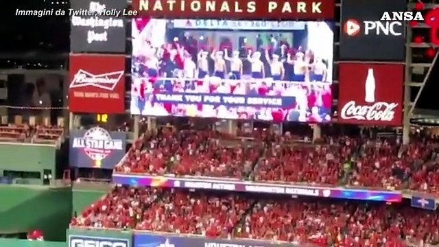 Usa, Trump accolto da buu allo stadio e dal coro: Arrestatelo