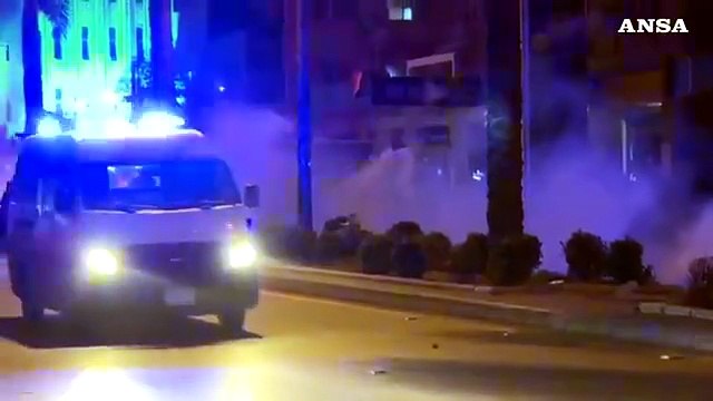 Libano, continuano le proteste: seconda notte di scontri