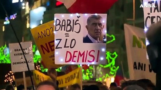 Praga, in migliaia manifestano contro il premier Babis