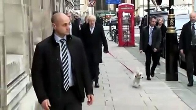 Elezioni Regno Unito, il premier Johnson arriva al seggio